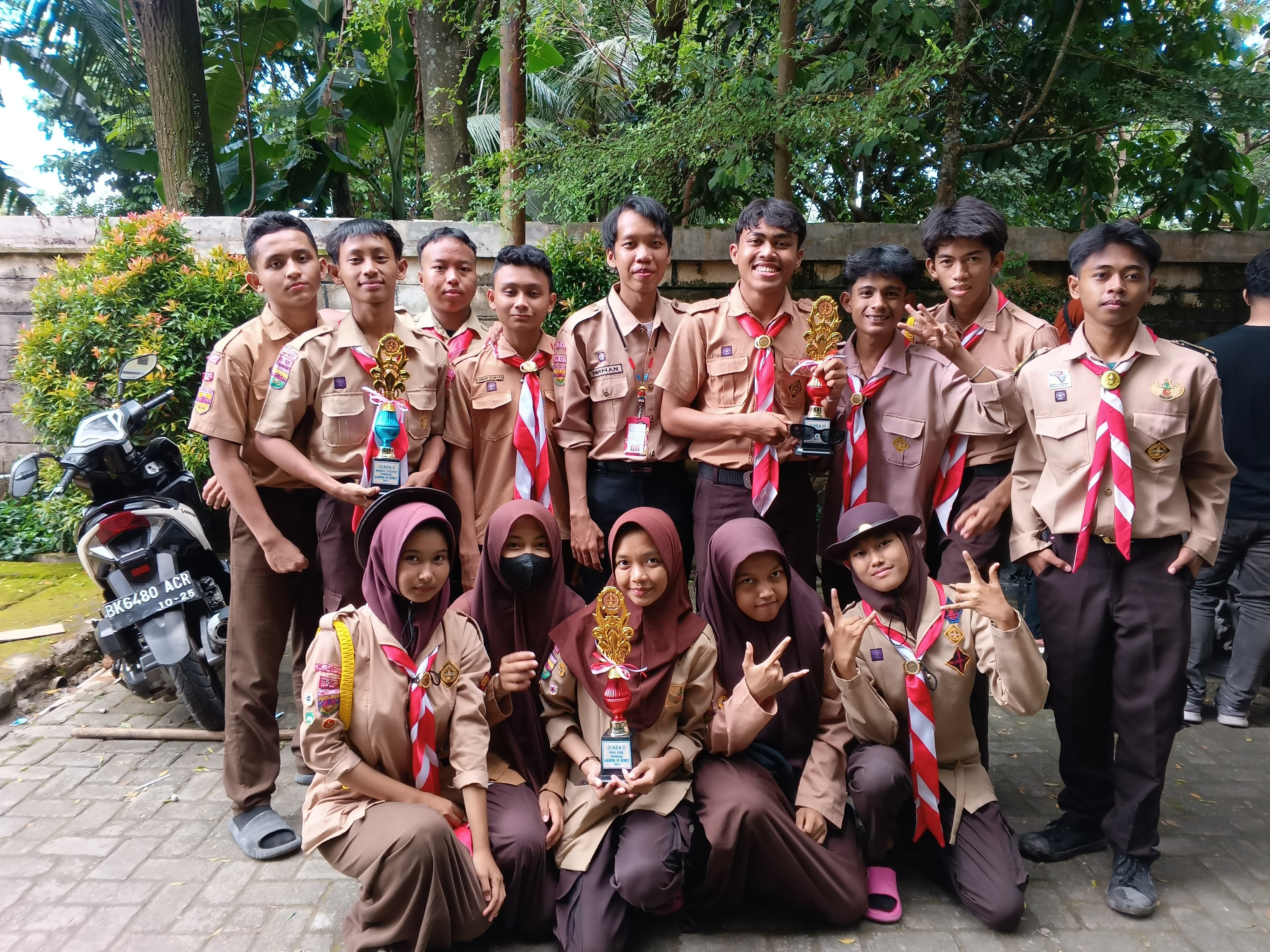 Juara II Mobile Legends, Juara II Free Fire Putri, dan Juara III Free Fire Putra 